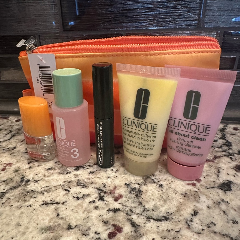 NIB Clinique Sample set with makeup bag